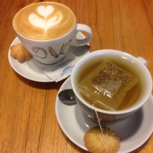 cappuccino y una manzanilla 
