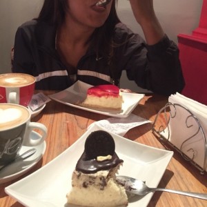 arriba chessecase de fresa y abajo de oreo