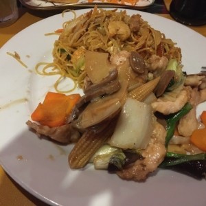Tallarines Singapur con Lomito Houyou (Plato Caliente)