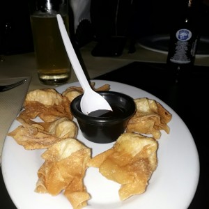 wangton rebosado con salsa soya