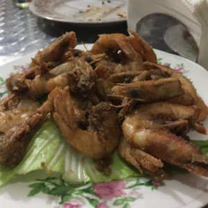 camarones crunch (o crispy) se comen enteros (y parecen galletas) pidan el picante de la casa para que le potencien el sabor 