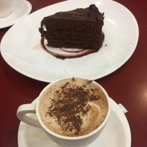 Mocaccino y torta de chocolate.