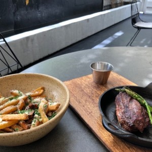 Lomito con esparragos y papas rusticas
