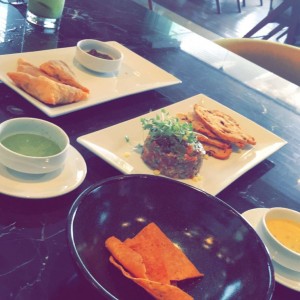 Samosas y tartar de carne trufada