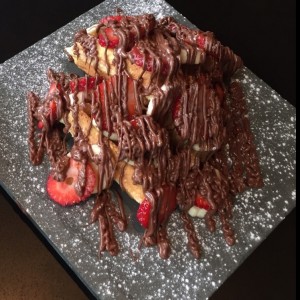waffles con nutella y frutas(cambur y fresas)