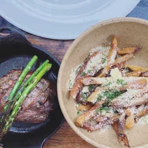 Steak de lomito con papas fritas