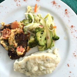 Lomito con mantequilla de tomate (muy desagradable a la vista) con vegetales y pure
