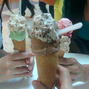 helado de pistacho y nutella, ron pasa y fresa, crocante y chocolate