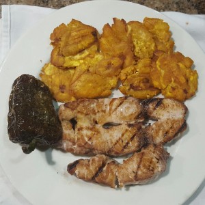 pez espada a la parrilla con tostones y pimiento asado