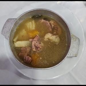 Sopa de res (cortesía de la casa) 