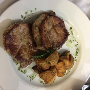 cerdo con papas doradas 