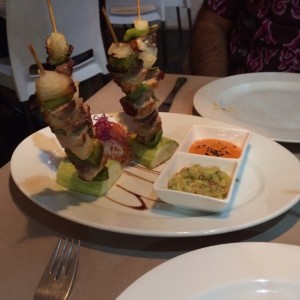 brochetas de carne y pollo