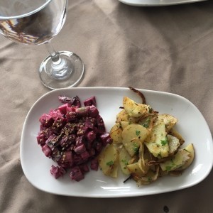 Papas Salteadas y Ensalada de Remolacha