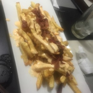 papas con queso cheddar