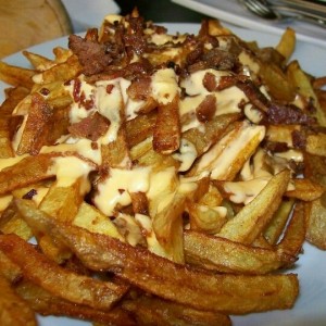 Papas con queso y tocineta ( no son crocantes)