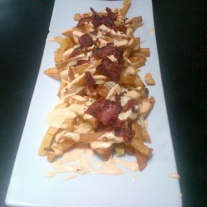 papas queso fundido y tocineta