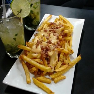 papas con queso y tocineta