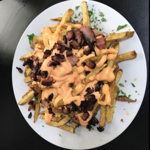 papas fritas con cheddar y tocineta