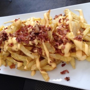 Papas fritas con queso y tocineta
