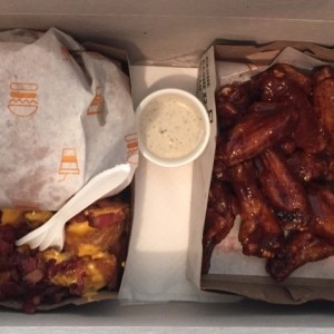 Alitas en salsa BBQ y Shack con papas bravas para llevar.