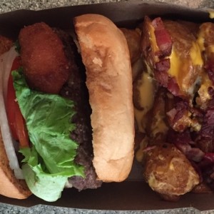 Shack con queso crema y papas bravas. No recomiendo esta hamburguesa.