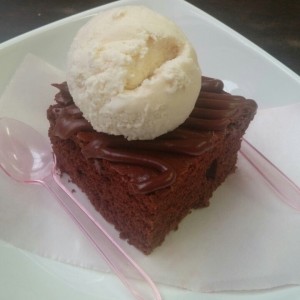 Brownie con helado