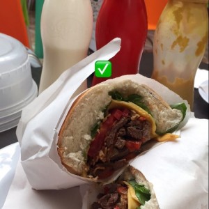 pepito de carne con queso amarillo 