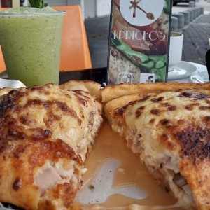 Limonada con hierbabuena y calzone