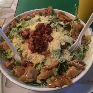 ensalada cesar con pollo y tocineta 