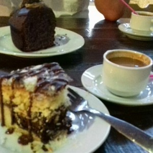 chocolate caliente, torta Paria y torta 3 especies