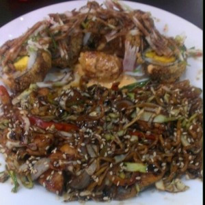 Combo 11: Okinawa, yakisoba de pollo y 2 croqueticas de cangrejo