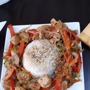 Arroz con pollo y vegetales salteados