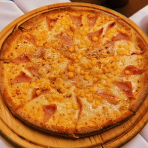 Pizza con maiz y tocineta