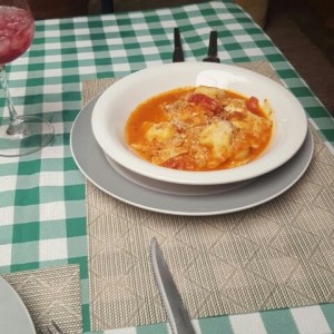 ravioli rellenos de queso de cabra con cebolla acacarameladas al amaretto en salsa filetto