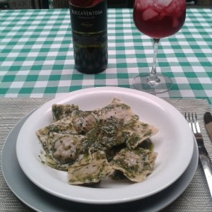 Ravioli de carne al pesto 