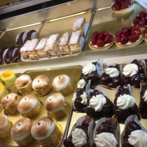 profiteroles, tartaleta de fresas 