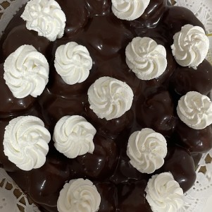 Torta de profiteroles