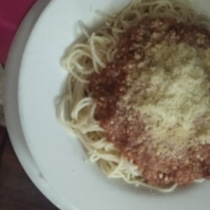 pasta bolognesa para una niña