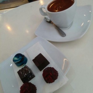 Chocolate caliente y bombones
