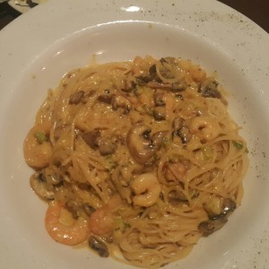 vermicelli con camarones y hongos