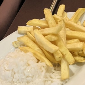 Papas fritas y arroz