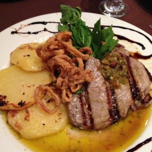 atun al grill con papas rostizadas
