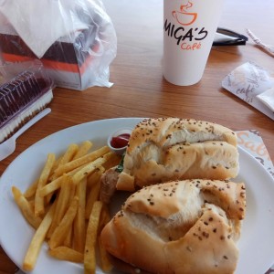 Sandwich melt, papelon con limon, cheese berry y cheese cake de fresa