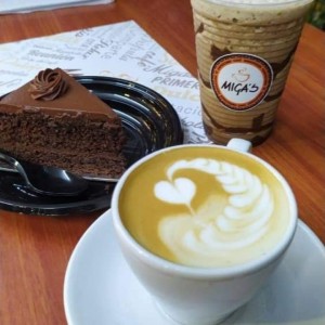 torta de chocolate, frapuccino y marrón grande