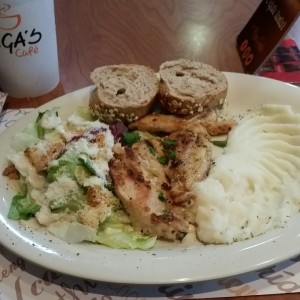 Pollo a la plancha con pure de papas y ensalada cesar