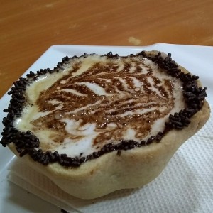 cafe con leche en taza de galleta