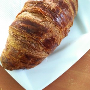 Croissant de queso crema, jamón de pavo y espinaca