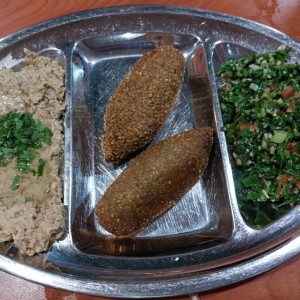 Plato mixto falafel. 