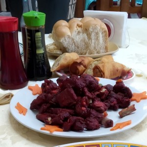 costillitas con sal y pimienta, lumpias y pan de la casa