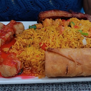 arroz frito, lumpia, costillas asadas y pollo agridulce